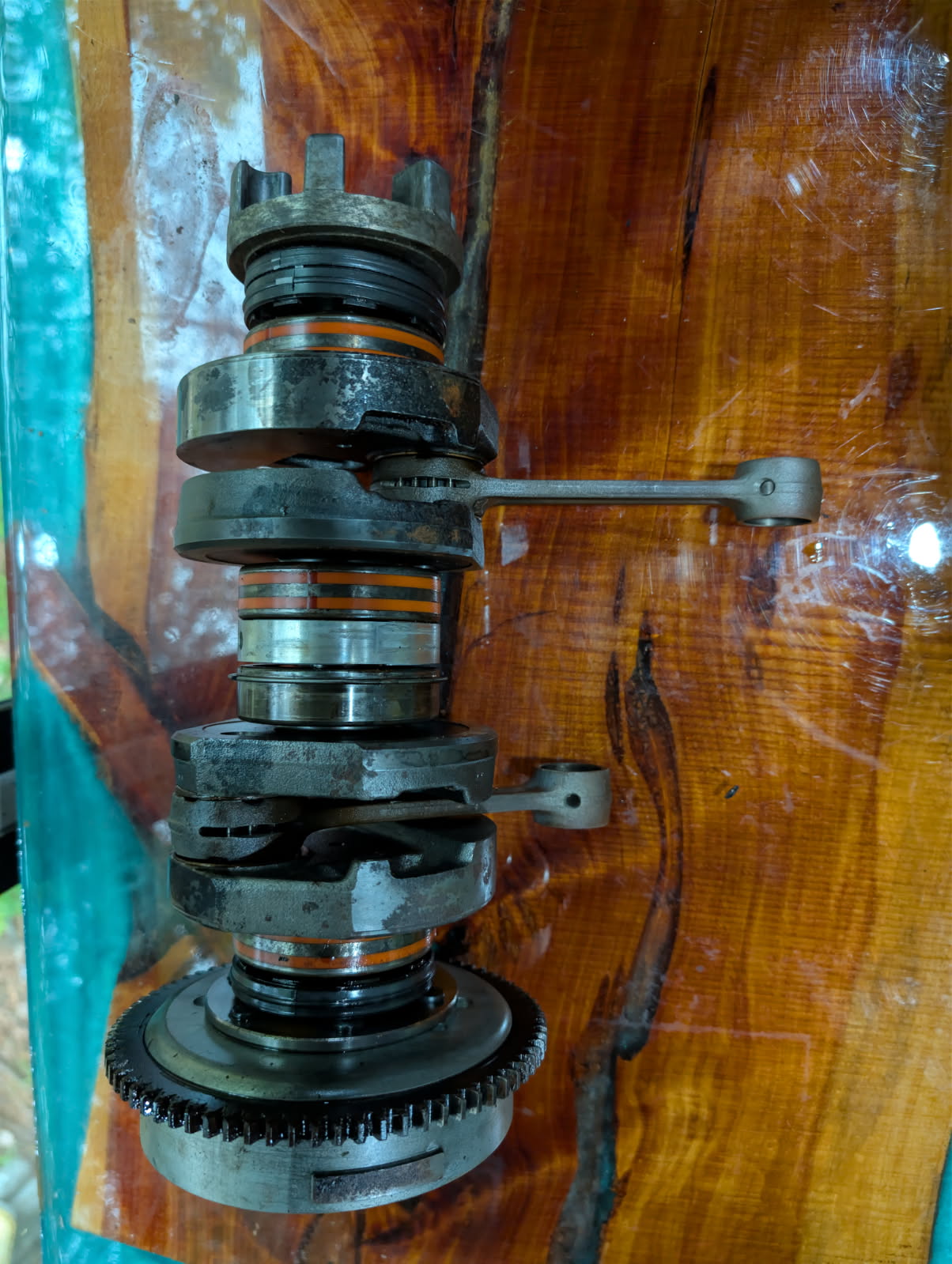 Kawasaki 750 crankshaft assembly with connecting rods and orange o-ring seals