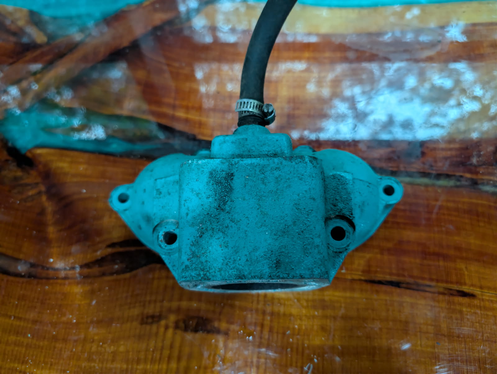 Kawasaki 750 exhaust manifold side view with water line