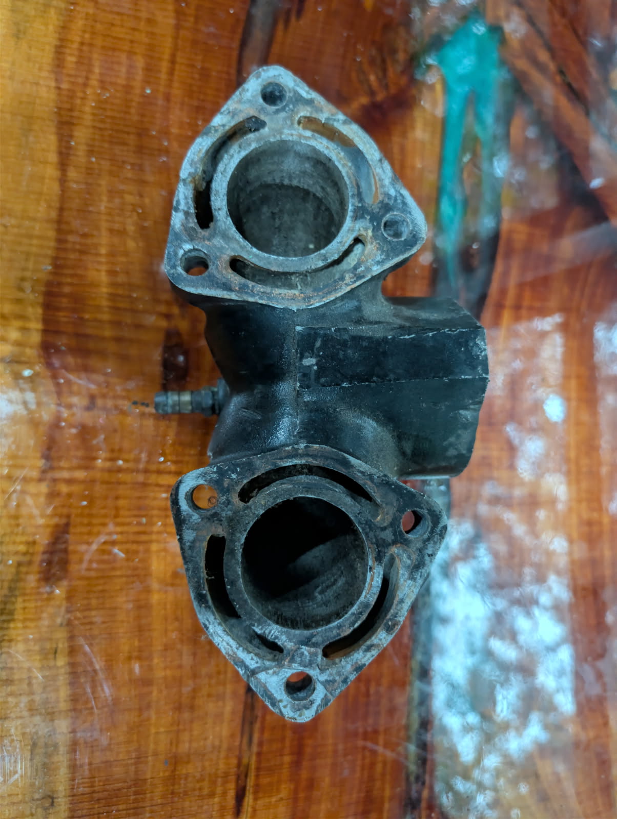 Kawasaki 650 exhaust manifold dual port face view