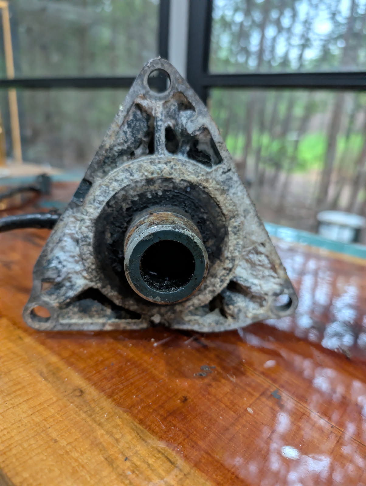 Yamaha midshaft bearing housing triangular end showing shaft bore