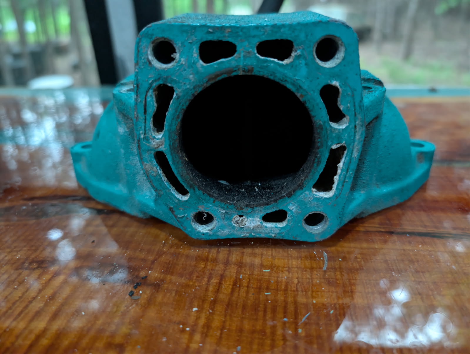Kawasaki 750 exhaust manifold outlet bore view