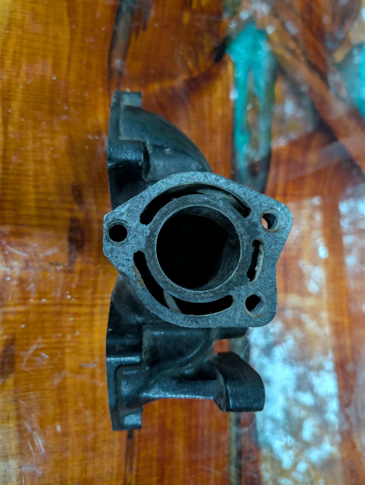 Kawasaki 650 exhaust manifold outlet bore view